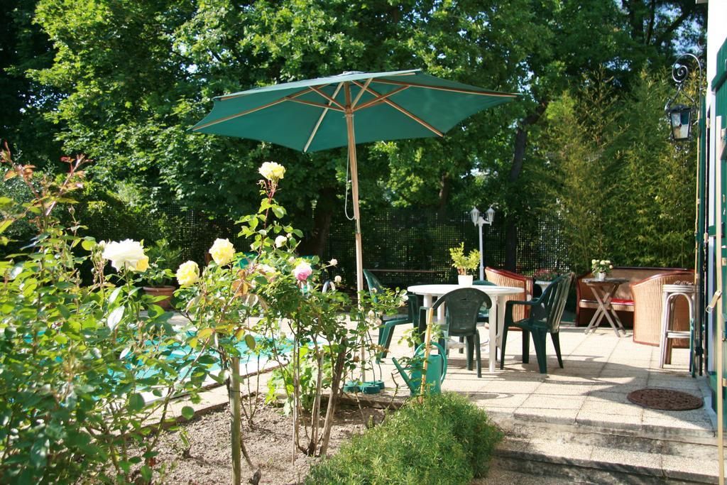 Les Hibiscus Bed & Breakfast Мезон-Лафит Екстериор снимка